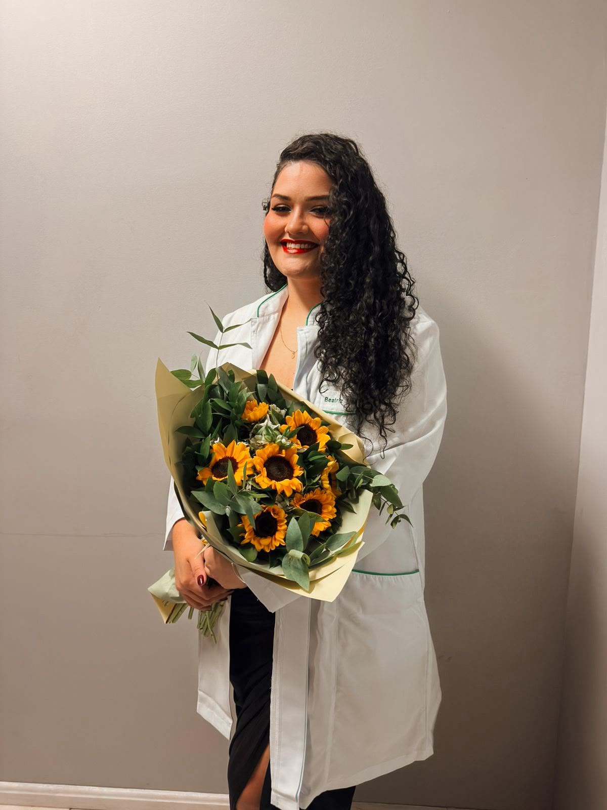 Beatriz Maia Netto de jaleco com flores