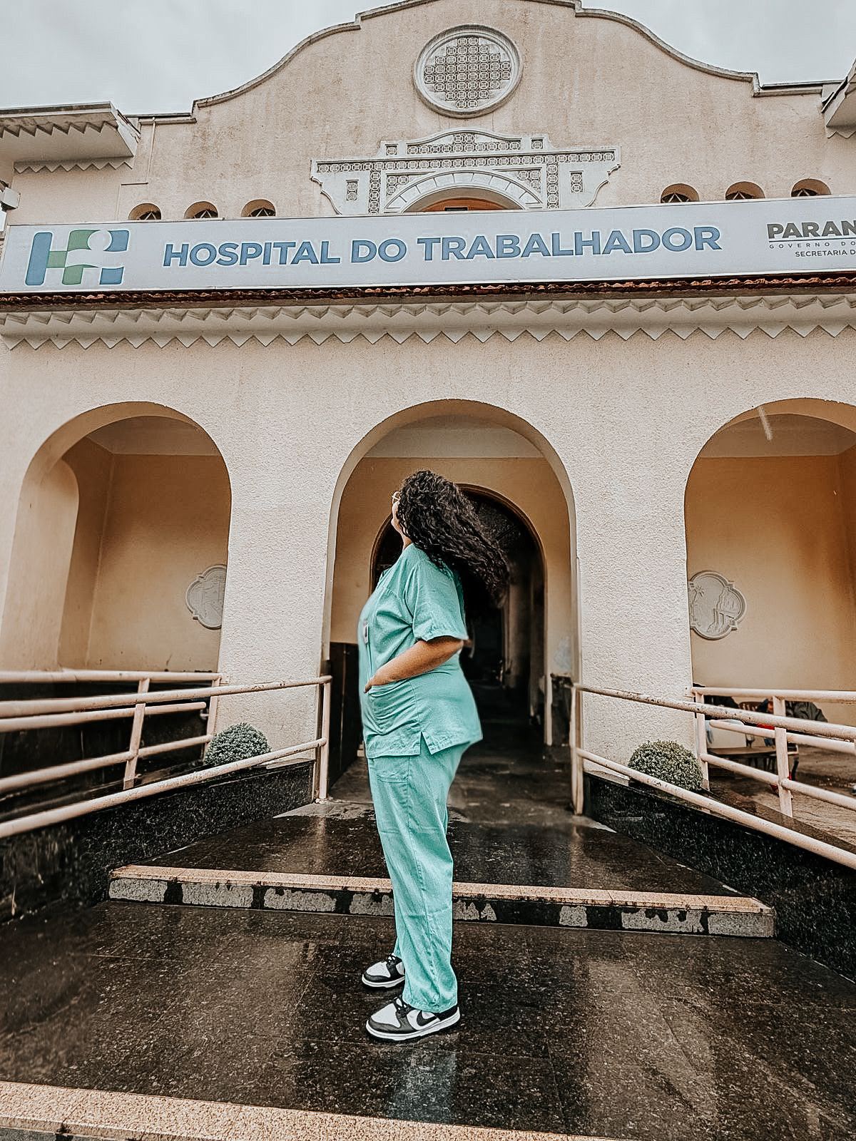 Beatriz Maia Netto em frente ao Hospital do Trabalhador