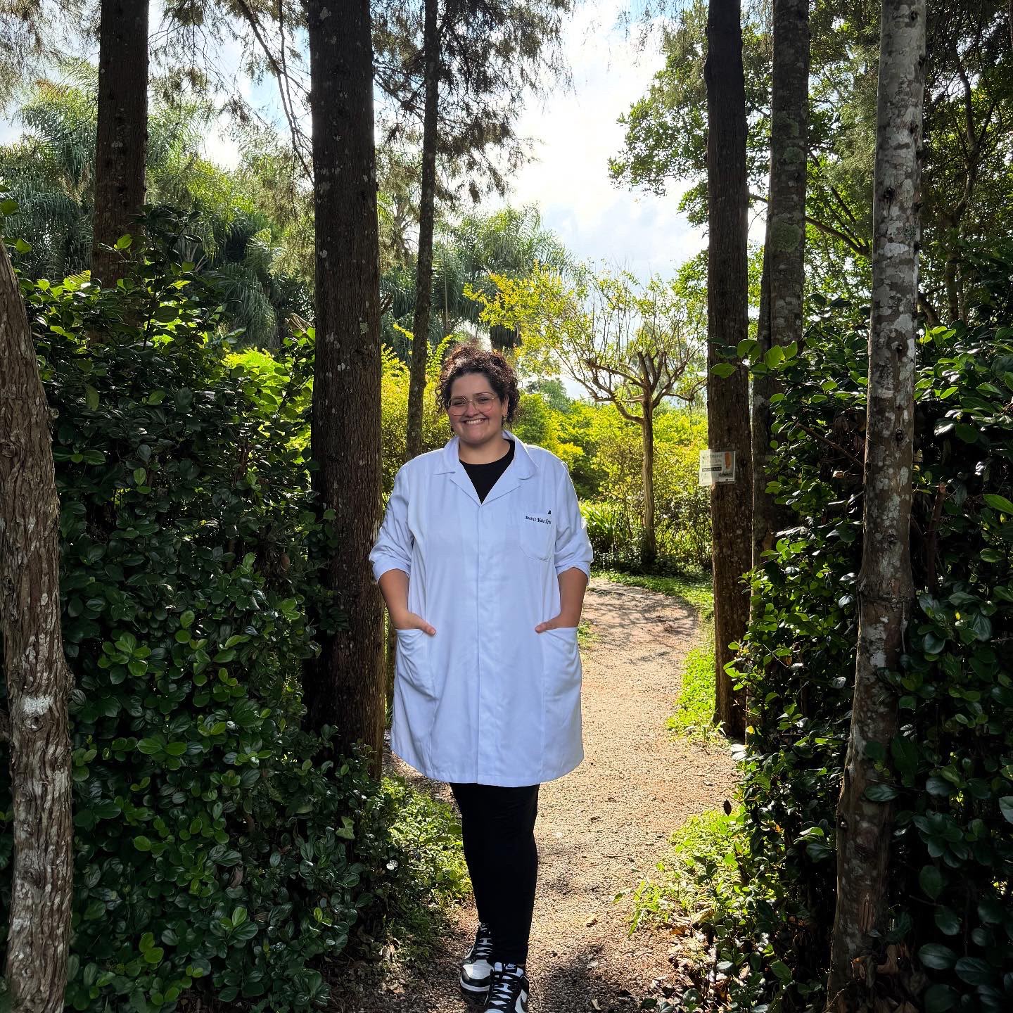 Beatriz Maia Netto usando jaleco em área externa